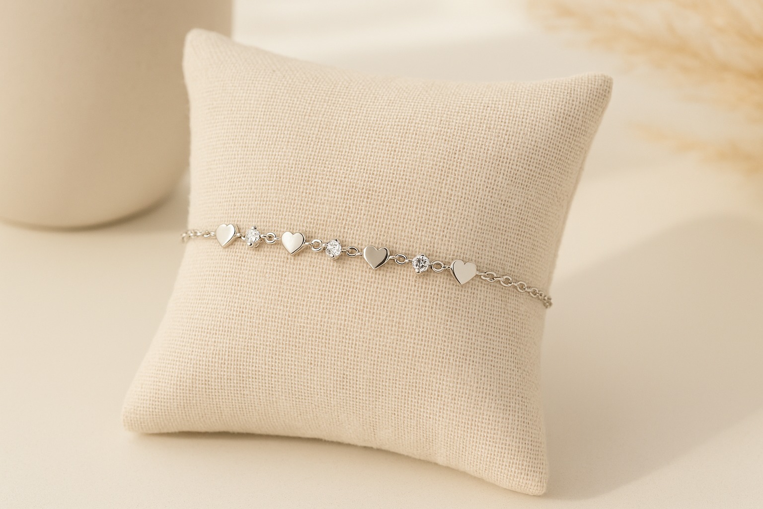 Pulseiras de prata finas em fundo claro