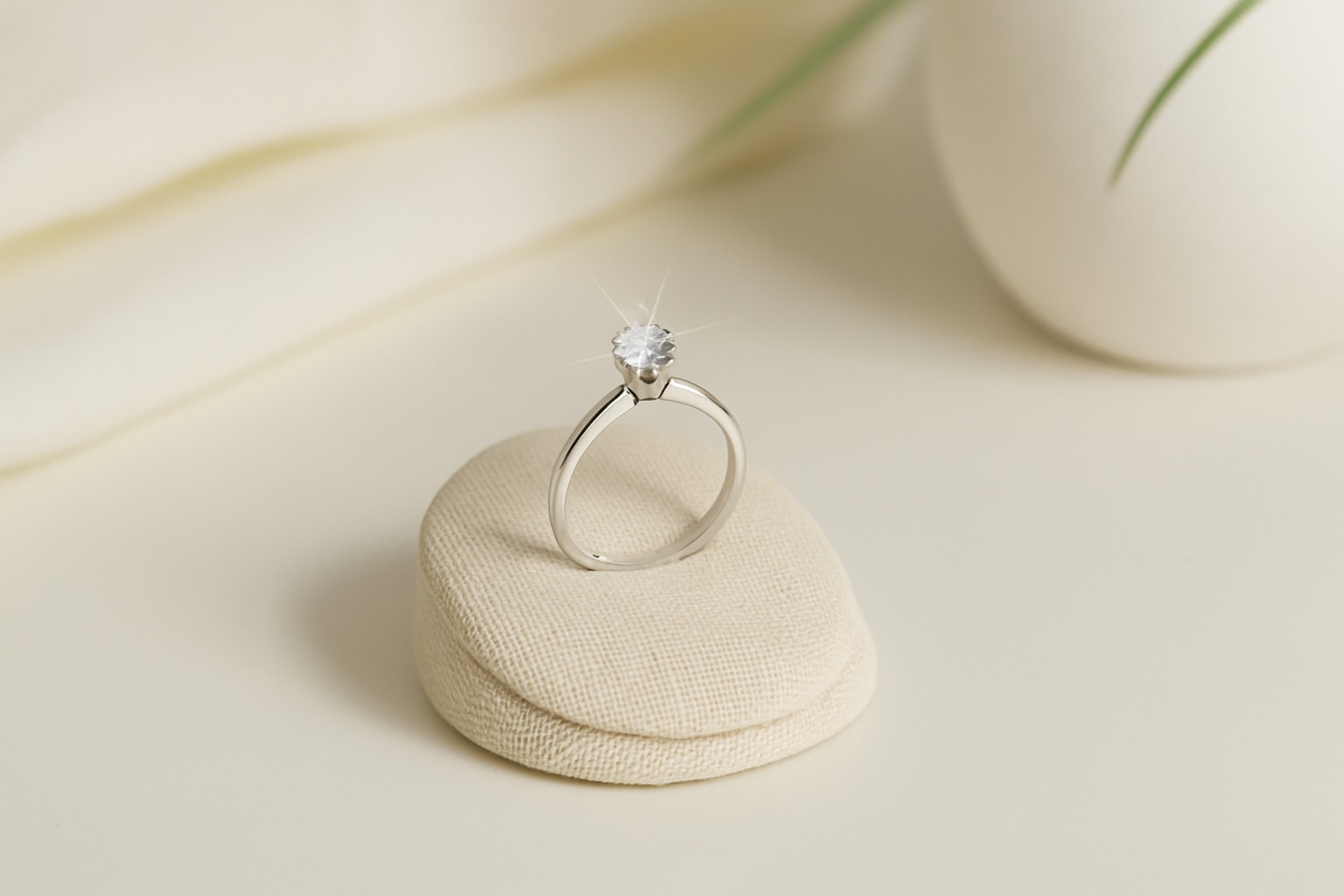 Anel de prata minimalista em close delicado